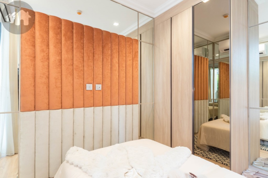 ปลายเตียงห่างจากผนังประมาณ 50 เซนติเมตร โดยห้องนี้ไม่ได้ติดตั้งตู้เสื้อผ้าบิลท์อินมาให้เพื่อให้ผู้อยู่อาศัยสามารถปรับเปลี่ยนให้เป็นห้องทำงาน หรือห้องอเนกประสงค์ได้สะดวก