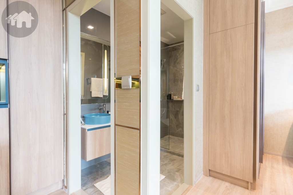 ห้องน้ำเข้าออกได้สองทางจากฝั่งโซนหน้าห้องและห้องนอนใหญ่