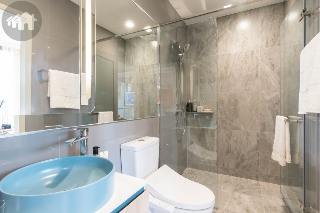 ห้องน้ำขนาดใหญ่ อุปกรณ์ครบครันของ Cotto พื้นที่อาบน้ำกั้นด้วยกระจกเทมเปอร์เป็นสัดส่วน กว้างประมาณ 1 เมตร ยาวประมาณ 1.35 เมตร
