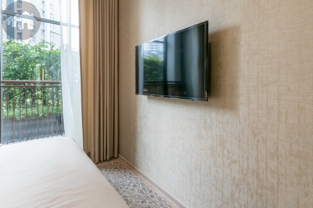 ปลายเตียงห่างจากผนังประมาณ 75 เซนติเมตร เหมาะสำหรับติดตั้งโทรทัศน์แบบแขวนผนัง