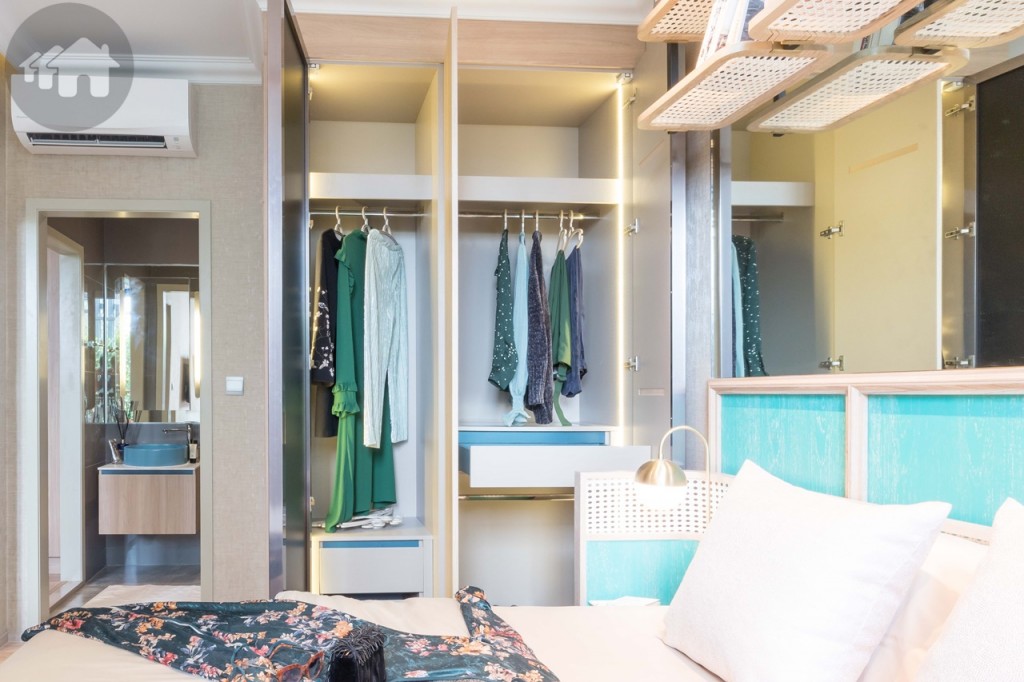 ข้างเตียงเป็นตู้เสื้อผ้าบิลท์อินที่มาพร้อมกับห้อง ห่างจากข้างเตียงประมาณ 70 เซนติเมตร