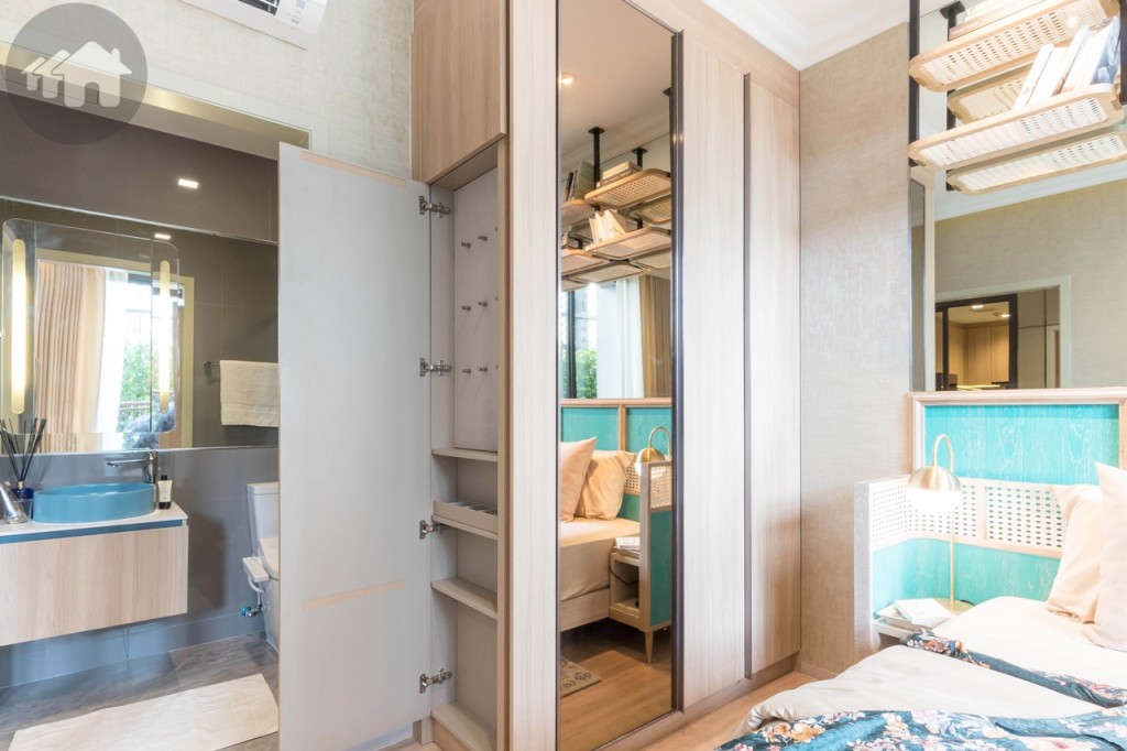 ด้านข้างตู้เสื้อผ้าออกแบบเป็นชั้นวางและแขวนเครื่องประดับสำหรับคุณผู้หญิง หรือเนคไทของคุณผู้ชาย