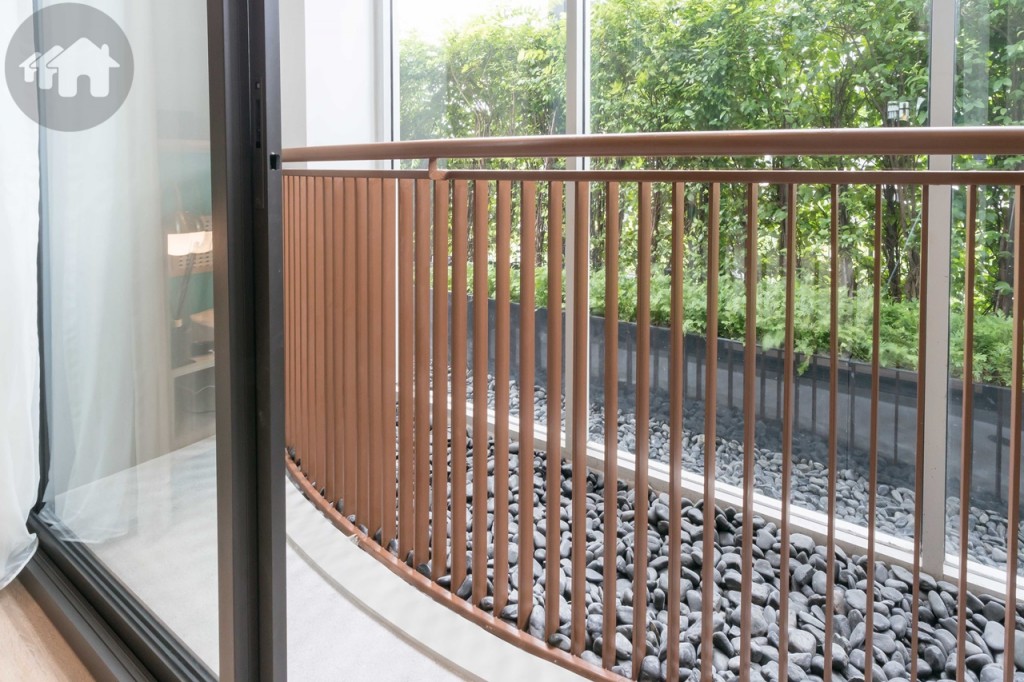 ข้างเตียงอีกด้านห่างจากประตูกระจกบานเลื่อนแบบสลับบานใหญ่ประมาณ 55 เซนติเมตร เชื่อมต่อกับระเบียงแนวโค้งกว้างสุดประมาณ 80 เซนติเมตร