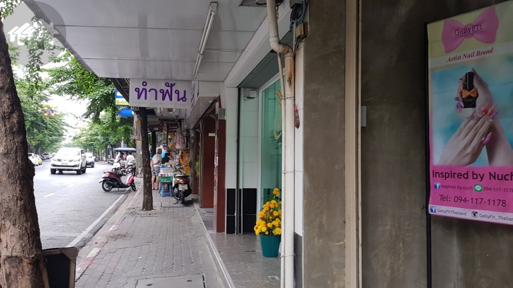 เดินต่อไปอีกหน่อยจะเจอกับร้านเสริมสวยและคลิกนิกทำฟัน 