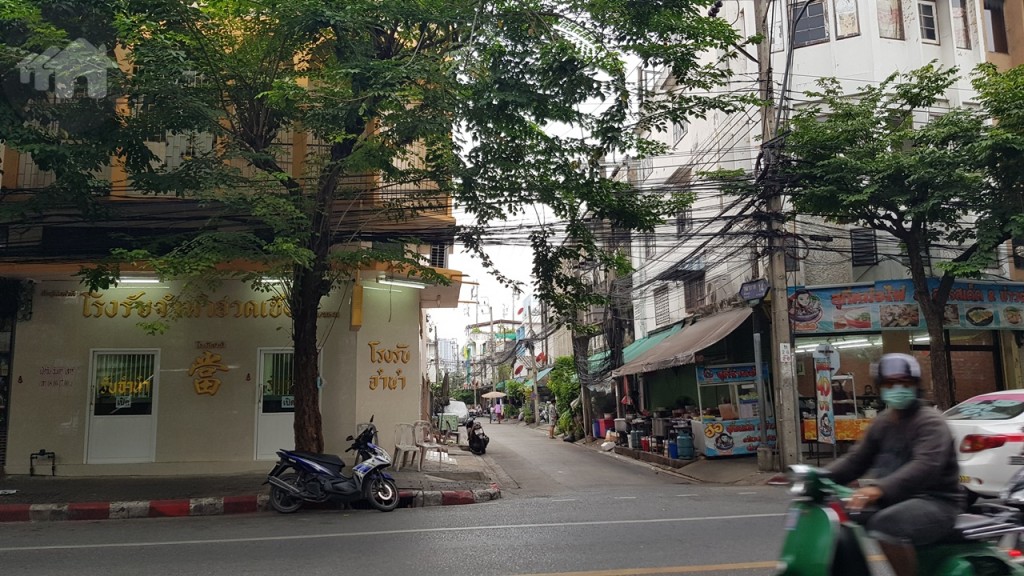 ฝั่งตรงข้ามคึกคักไปด้วยร้านอาหารในซอยเล็กๆ มีร้านสุกี้เจ้าอร่อย ด้านข้างเป็นโรงรับจำนำ ร้านขายอะไหล่รถ และร้านขายข้าวสาร
