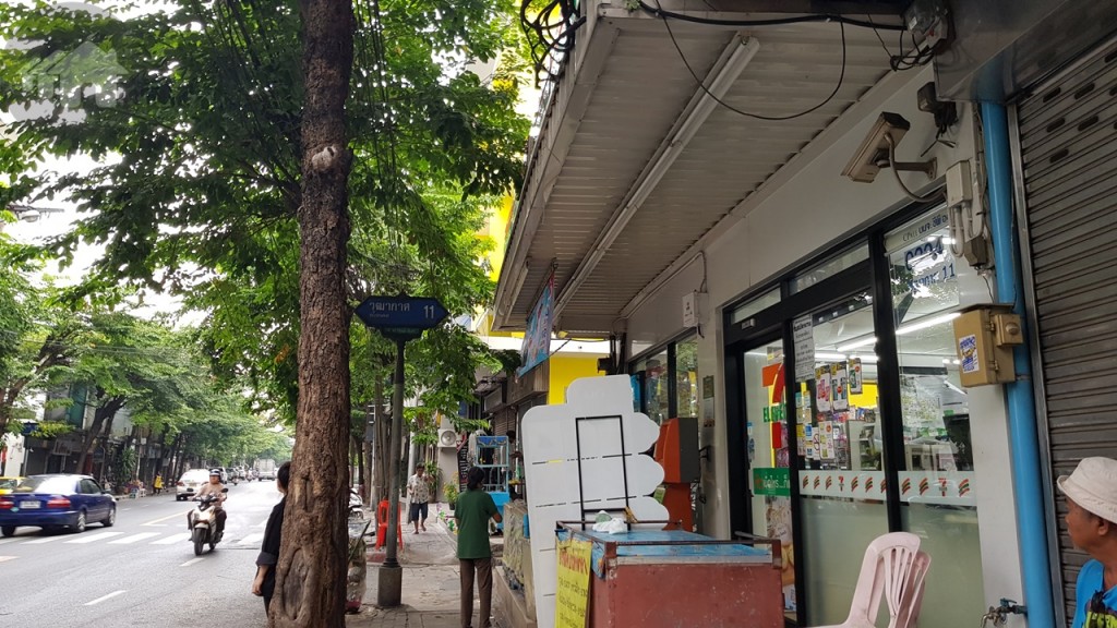 เดินต่อไปถึงหน้าซอยวุฒากาศ 11 จะมีร้านสะดวกซื้อ 7-11 อยู่ไม่ไกลจากโครงการ