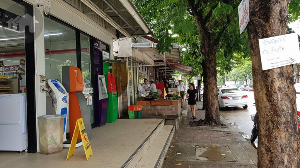 อีกฝั่งของซอยสุคนธสวัสดิ์ 38 ตรงข้ามโครงการเป็น 7-11 ร้านขายอาหารเล็กๆ และร้านกาแฟดอยช้าง