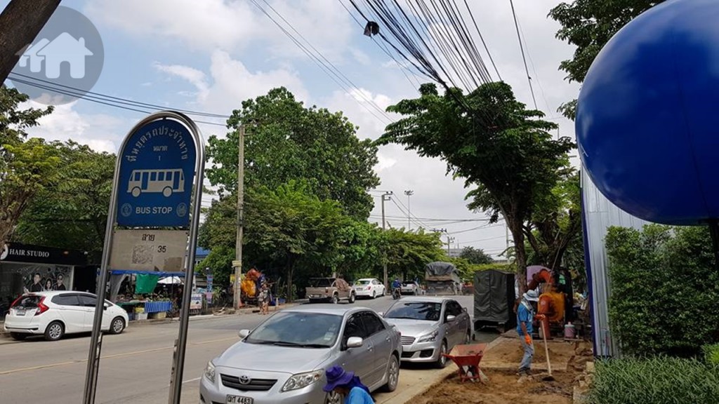 ป้ายรถเมล์ข้างโครงการทางทิศเหนือ
