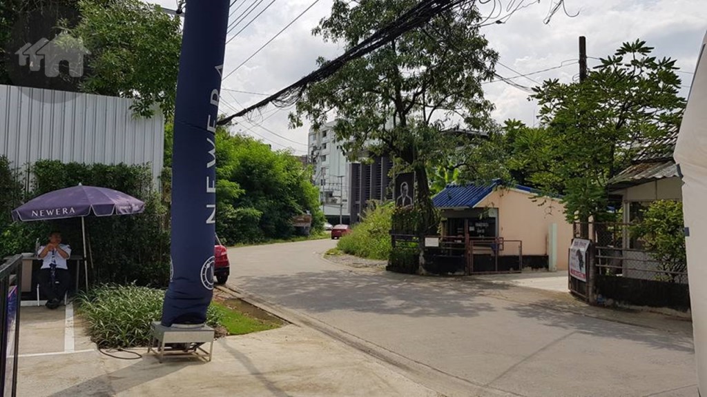 ตัวโครงการจะยาวไปทางในซอยสุคนธสวัสดิ์ 38 ซึ่งซอยนี้สามารถทะลุออกไปยังถนนเลียบด่วนเอกมัย-รามอินทรา บริเวณโซนขายต้นไม้ได้