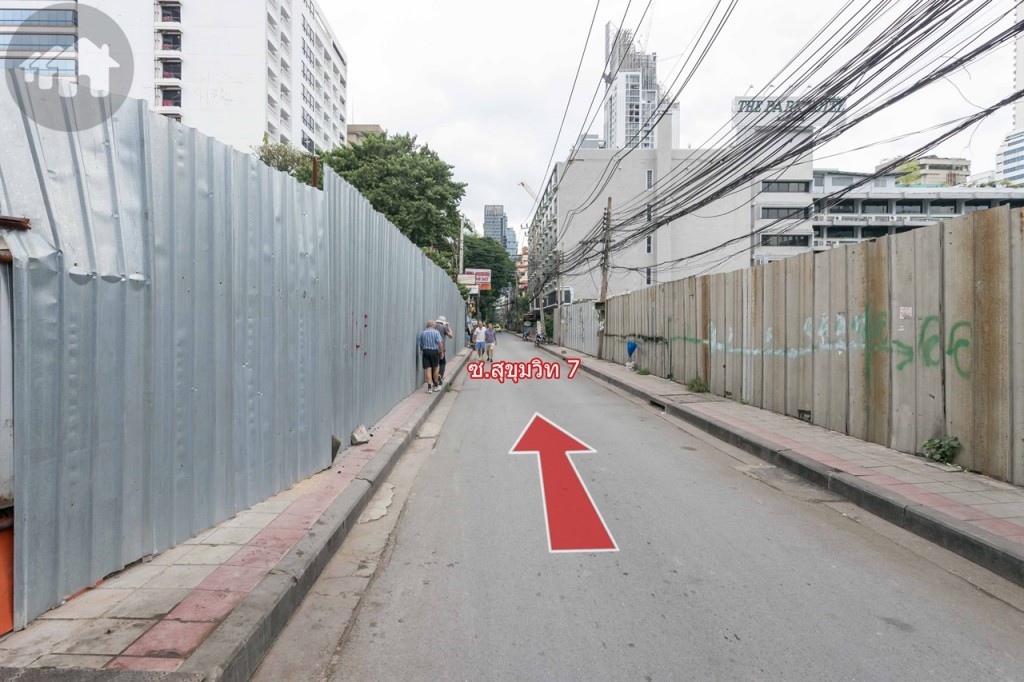 Sukhumvit Soi 7 is a one-way street comprising two lanes and footpaths on each side. The majority of developments are hotels and serviced apartments, inducing a more tranquil – yet not deserted – environment compared to Sukhumvit Soi 5 where a great number of restaurants crowded