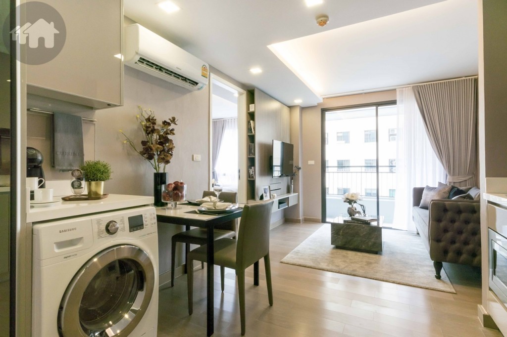 Upon entering the room, kitchen is the first zone, followed by a dining corner and the living room which is connected to the balcony. The transparent sliding door and ceiling height give the room an airy sense, while the engineered wood that stretches throughout the unit brings this retreat some classy mood
