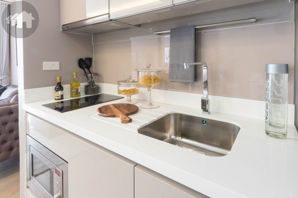 Complete kitchen tools: sink, hobs, hood, cutting board, flipper, ladle, flask, kitchen towel rail, etc.