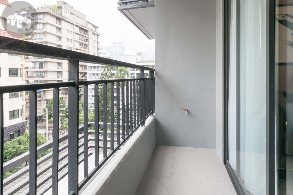 The balcony, 2.70 metres long and 1 metre wide, is accessible from the living room and has a faucet and a drain for handwashing clothes outside. The black rail is raised 1.20 metres high, while the floor is laid with 30x60 cm. tiles