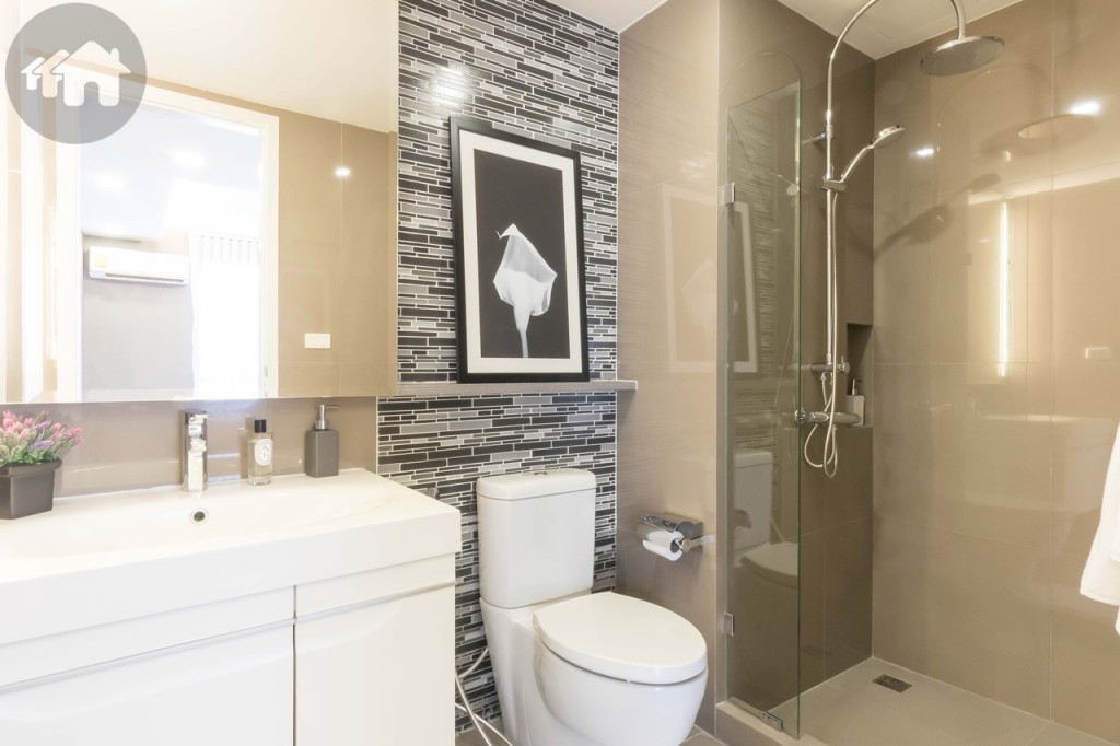 The bathroom is commodious and has a complete set of fittings. Walls and floor are laid with glossy tiles 60x60 cm