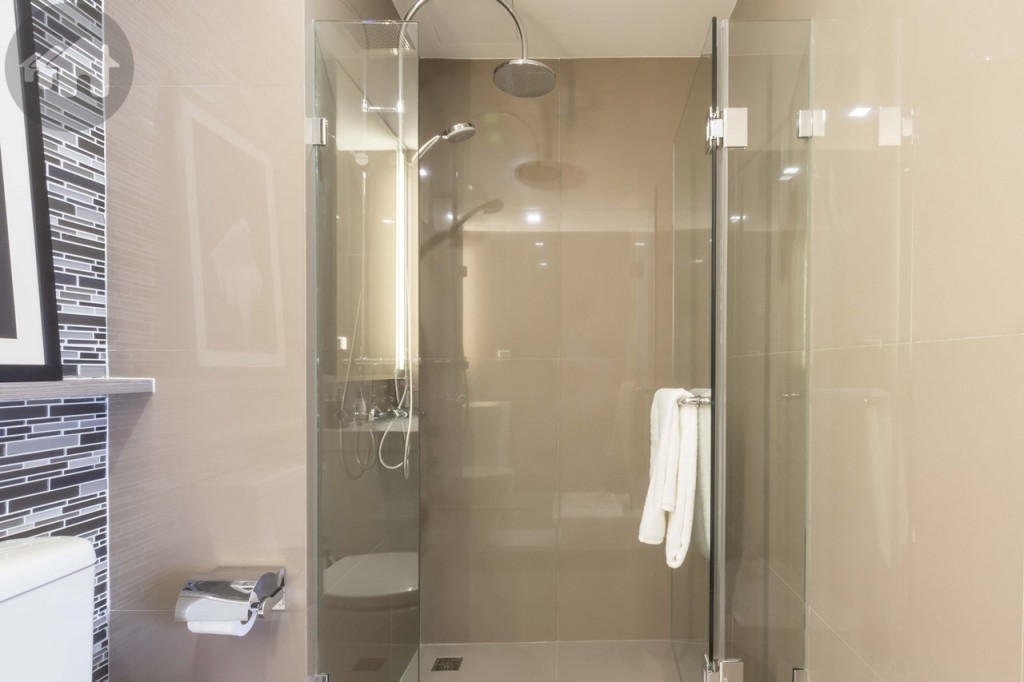 The shower room is enclosed with tempered glasses and has a 10-centimetre threshold at the entry. The area inside is approximately 0.9x1.15 metres which is suitable for one person. A towel and a facial towel are also provided.
