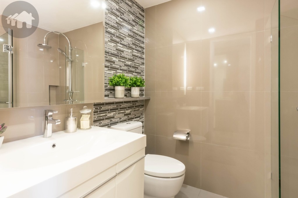 Opposite the kitchen is the common bathroom with complete fittings from Kohler. The walls and floor are laid with 60x60 cm. tiles