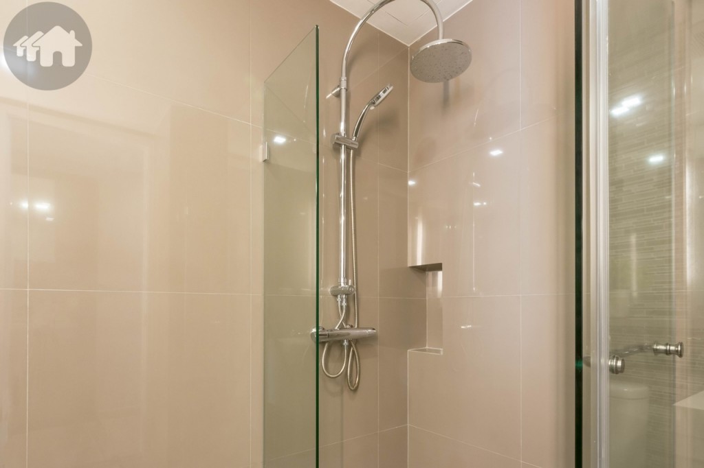 The shower room is encased with tempered glass and has a 10-centimetres threshold at the entry; there are handheld and Rain showers plus a recessed shelf for placing soaps and shampoos. The shower room’s space is 0.70x1.25 metre