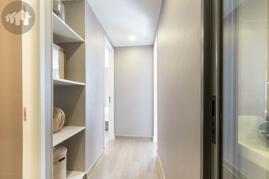 Along the corridor past the bathroom stands a multilevel shelf where you can keep many household items