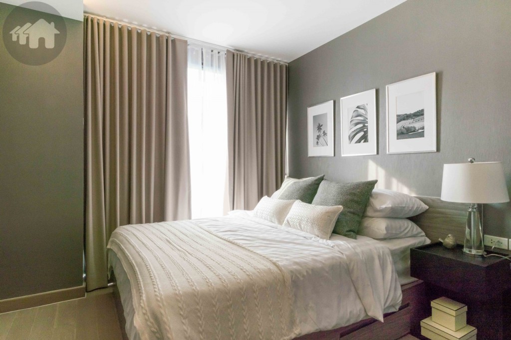 The small bedroom comes with a 5ft bed with drawers at the base. A large fixed window occupies on the side, 40 cm. from the bed, while the end of bed is 80 cm. from the wall