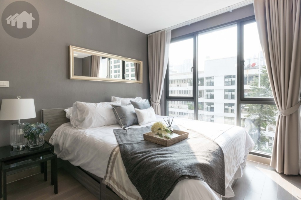 The master bedroom differs from the small bedroom in its king-sized bed and awning windows (parts of the fixed windows) which are roughly 30 cm. from the bed