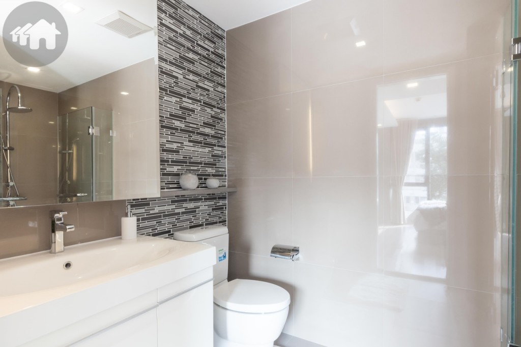 ห้องน้ำภายในห้องนอนใหญ่อุปกรณ์ครบครันของ Kohler ทั้งหมด ขอบประตูดร็อปจากพื้นห้องนอนประมาณ 3 เซนติเมตร พื้นและผนังปูด้วยกระเบื้องขนาด 60x60 เซนติเมตร