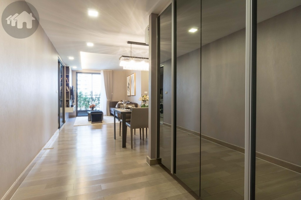 This unit greets you with a short but wide corridor (1.65 metres) where an enormous closet – which can keep your shoes, household items, or even travel luggage – lines up on the side. The corridor leads to a spacious dining area and living room inside, all of which are Engineered wood flooring. The ceiling height is exposed at 2.50 metres