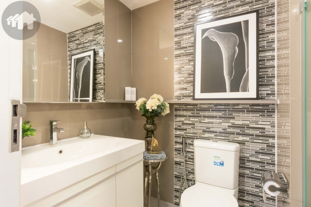 The common bathroom is outfitted with Kohler’s fittings and laid with 60x60 cm. tiles on the walls and floor. The dry area is not too large, yet not too confined