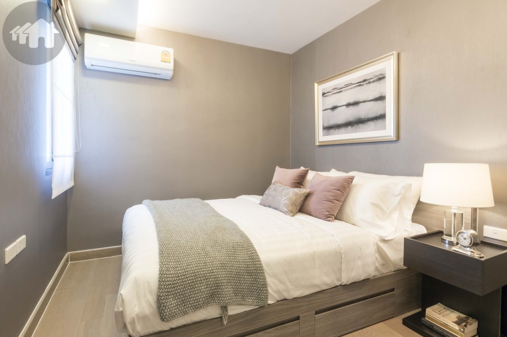 The small bedroom comes with a 5ft bed which has drawers at its base. There’s a sliding window which is around 50 cm. from the bed