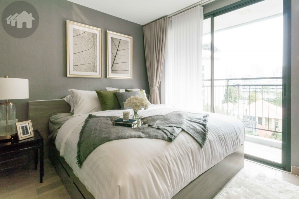 The master bedroom comes with a king-sized bed (6ft) with drawers at the base. A bedside table is selectively placed 60 cm. from the wall, while the sliding door to the balcony is 40 cm. from the bed