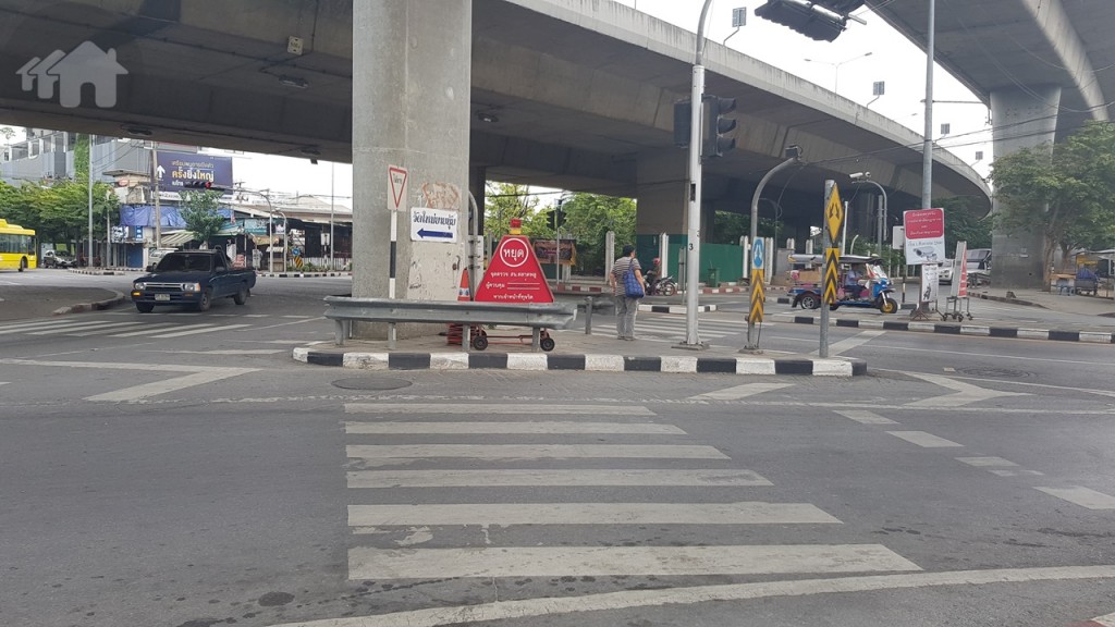 จากนั้นให้เดินข้ามฝั่งตรงแยก ข้ามทางม้าลาย เพื่อเดินไปยังถนนวุฒากาศ (ทางเดียวกับไปถนนเทอดไท ตามป้าย) ตรงจุดนี้ต้องระมัดระวังรถด้วย สังเกตสัญญาณไฟจราจรก่อนข้ามทุกครั้ง เพื่อความปลอดภัย
