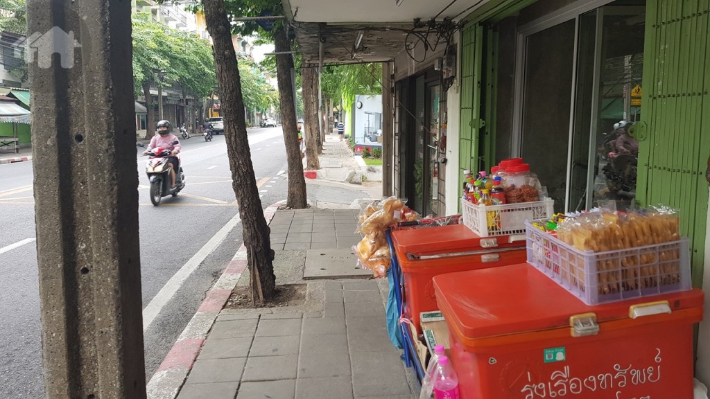 ผ่าน The Crystal ไปแล้ว ไม่ไกลจะเจอกับทางแยกขึ้นสะพาน ให้เข้าช่องขวา ขึ้นสะพานไปตามป้ายที่บอกไปรามอินทรา