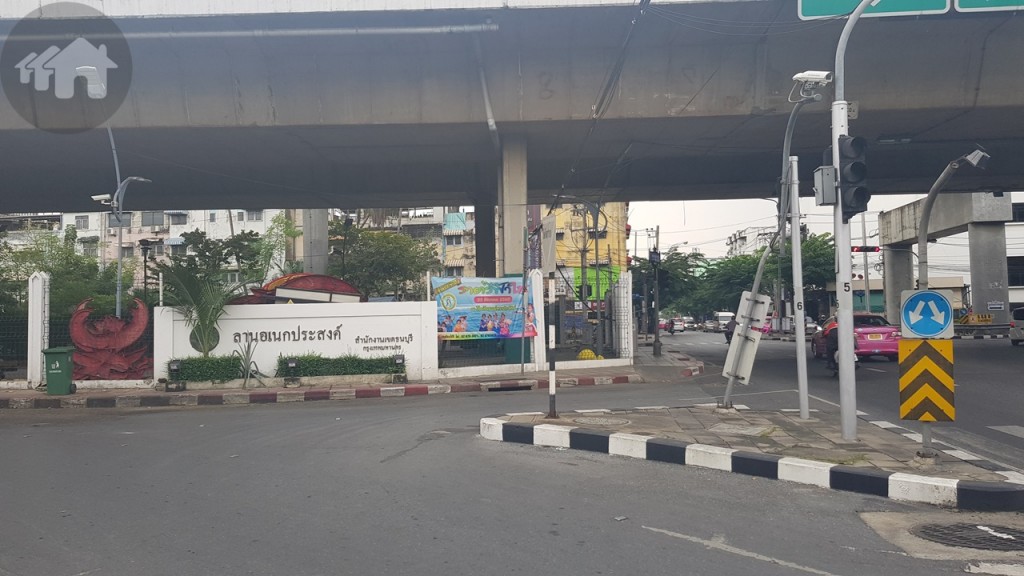 ขับตรงไปตามป้ายระบุเส้นทางไปรามอินทรา จากนั้นจะเจอกับจุดขึ้นทางด่วน ให้ขับไปเลนซ้าย ใช้เส้นทางปกติ