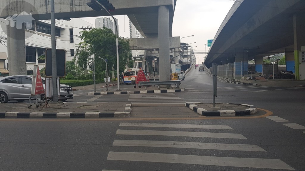 ขับตรงไปเรื่อยๆ ประมาณ 4 กิโลเมตร จนถึงแยกที่ทางด่วนรามอินทรา-อาจณรงค์พาดผ่าน ให้เลี้ยวซ้าย เข้าสู่ถนนประดิษฐ์มนูธรรม