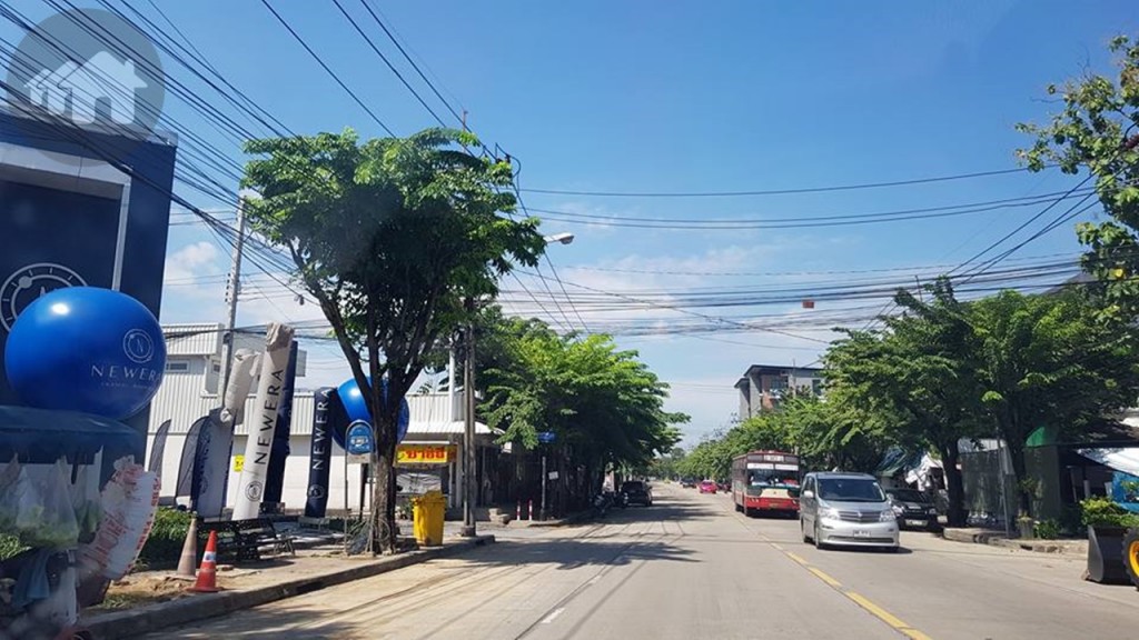 ขับตรงมาเรื่อยๆ ประมาณ 200 เมตร โครงการนีเวร่าคอนโดจะอยู่ทางซ้ายมือ มีการงานก่อสร้างขนาดเล็กอยู่บริเวณด้านหน้าโครงการ