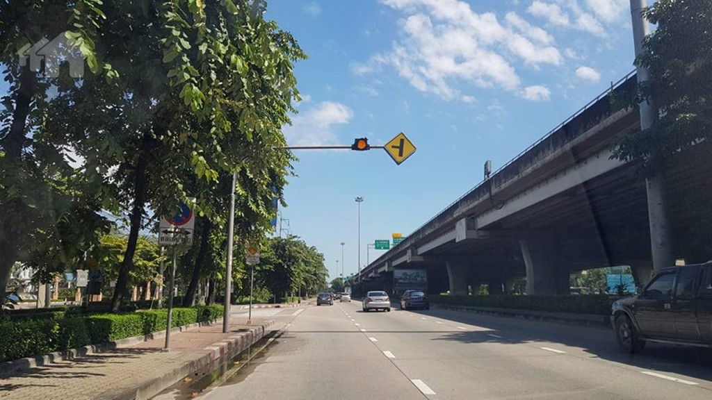 ประมาณ 500 เมตร เลี้ยวซ้ายเข้าสู่ถนนสุคนธสวัสดิ์ โดยจะเจอหมู่บ้านใหญ่อยู่ตรงปากทางเข้าถนน