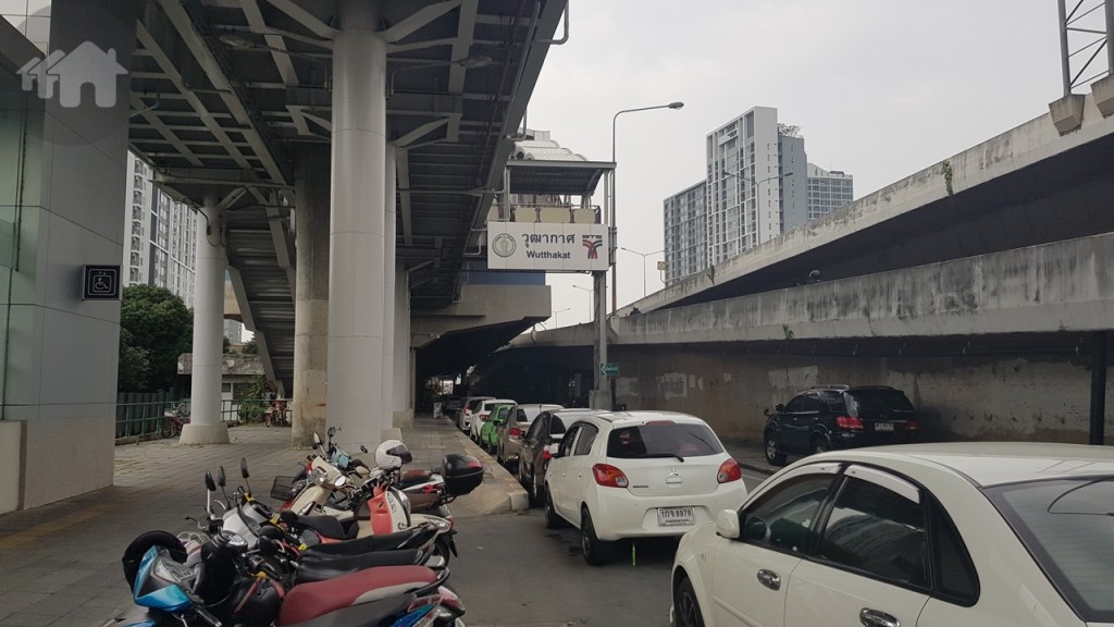 เมื่อลงจากสถานีวุฒากาศ สังเกตได้ว่าบริเวณด้านล่างมีพื้นที่กว้าง สามารถจอดรถรอได้รับส่งคนได้ชั่วคราว