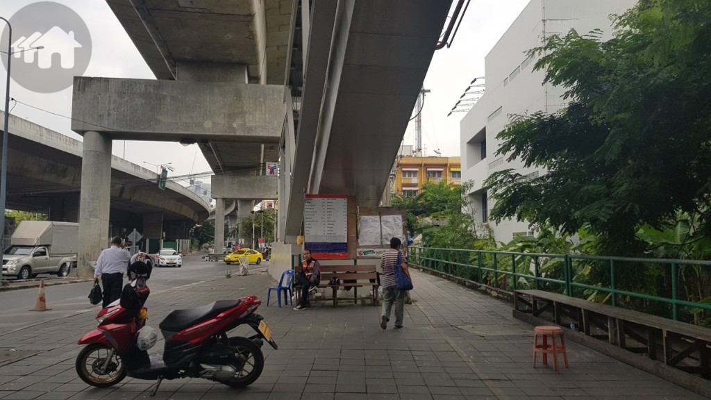 ถ้าขี้เกียจเดิน จะใช้บริการวินมอเตอร์ไซค์ก็ได้ มีอยู่ด้านล่าง ทั้งสองฝั่งสถานี