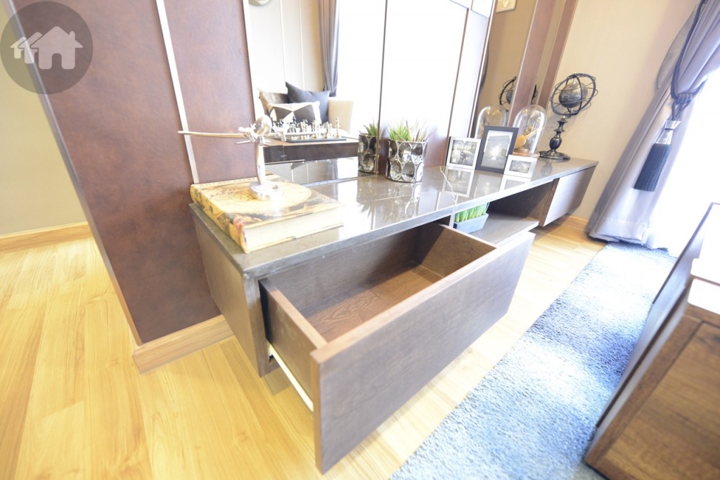 มีตู้เสื้อผ้าแถมเป็นเฟอร์นิเจอร์ให้อีกชิ้น