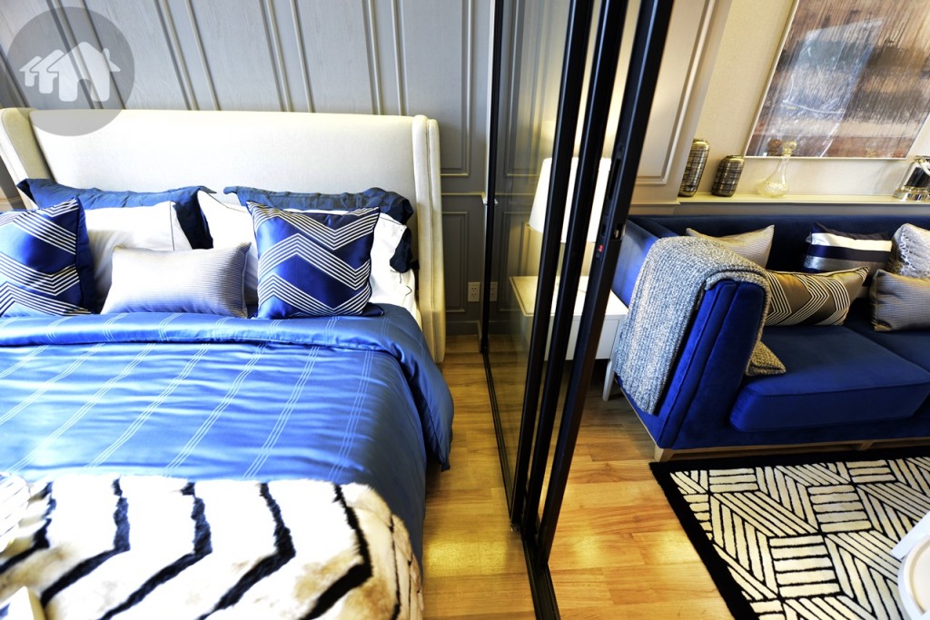 ห้องนอนกับห้องนั่งเล่น ถูกกั้นด้วยประตูบานเลื่อนกระจกใส แบบสามตอน