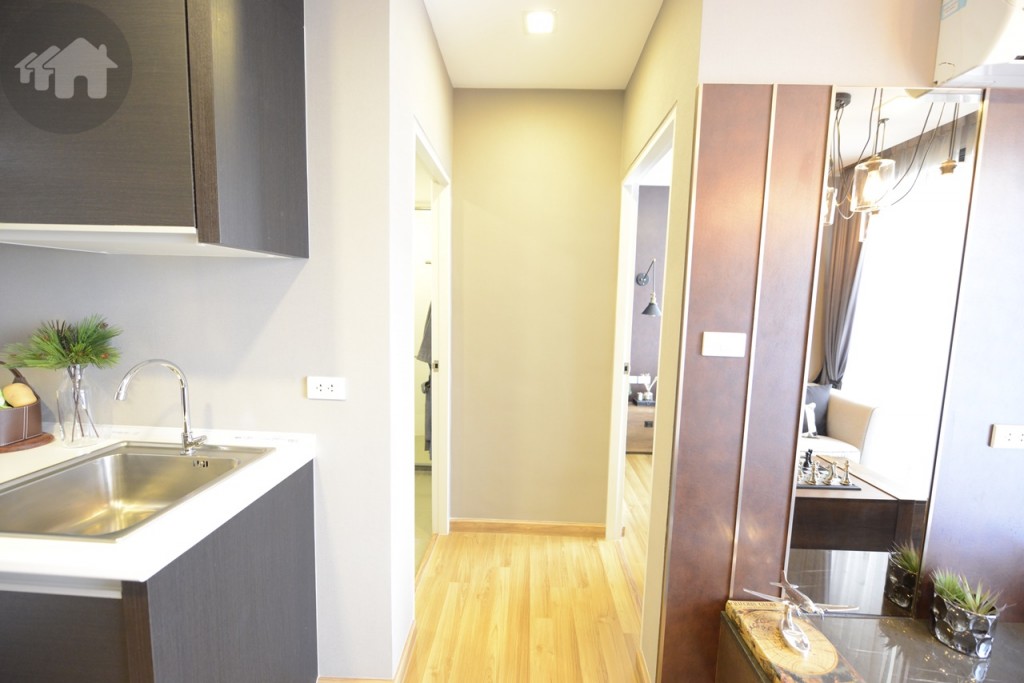 ตรงข้ามห้องนั่งเล่น จะเป็นห้องนอนและห้องน้ำแยกออกไป