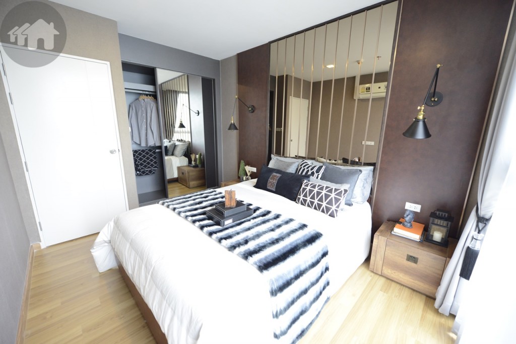 ห้องนอนจะอยู่ห้องทางซ้าย สามารถวางเตียง King Size ตรงกลาง และมีพื้นที่เหลือสำหรับจัดวางเฟอร์นิเจอร์อื่นๆ