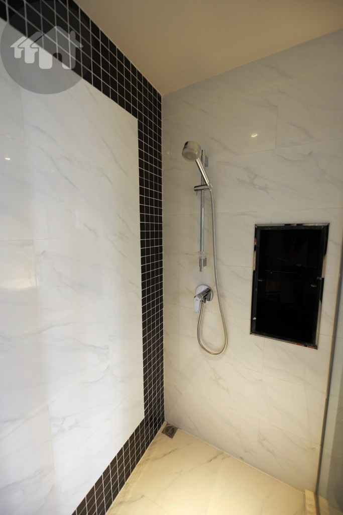 ห้องอาบน้ำมีฝักบัว และที่วางของที่ใช้สำหรับอาบน้ำแบบเจาะผนัง