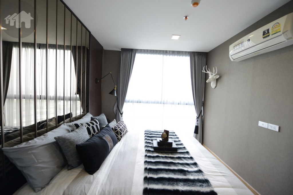 ภายในห้องน้ำกว้างมาก ผนังและพื้นเป็นกระเบื้องลายหินอ่อน มีกระจกใสกั้นห้องอาบน้ำป้องกันพื้นด้านหน้าเปียก