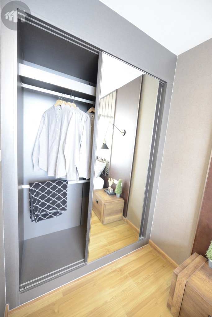 ทางโครงการมีตู้เสื้อผ้าแถมให้ฟรี ตามแบบห้องตัวอย่าง ซึ่งดีไซน์ได้ดีทีเดียว เมื่อเลื่อนปิดจะกลายเป็นกระจกบานใหญ่