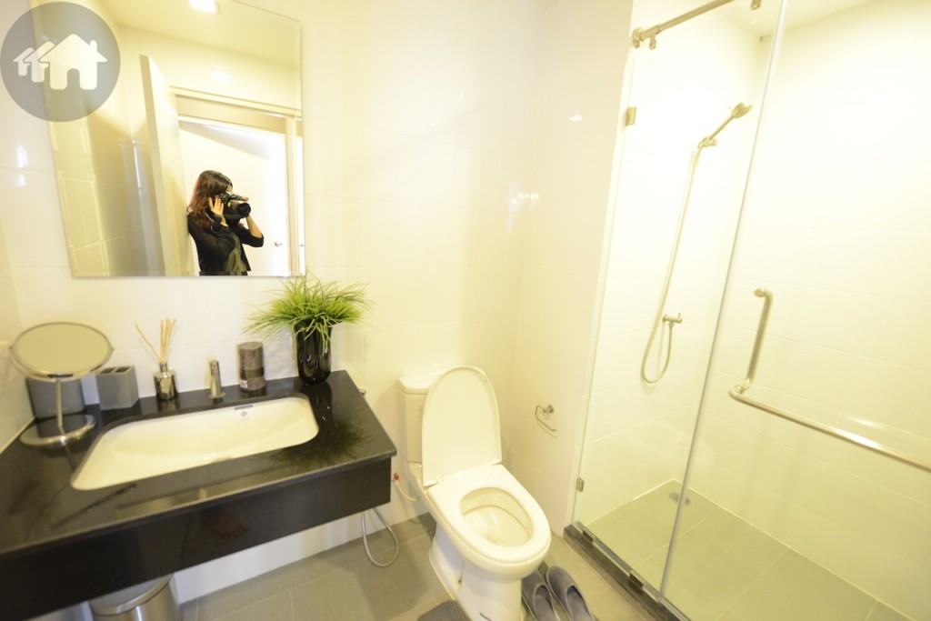 ออกมาห้องตรงข้ามจะเป็นห้องน้ำ ซึ่งมีขนาดกว้างพอสมควร