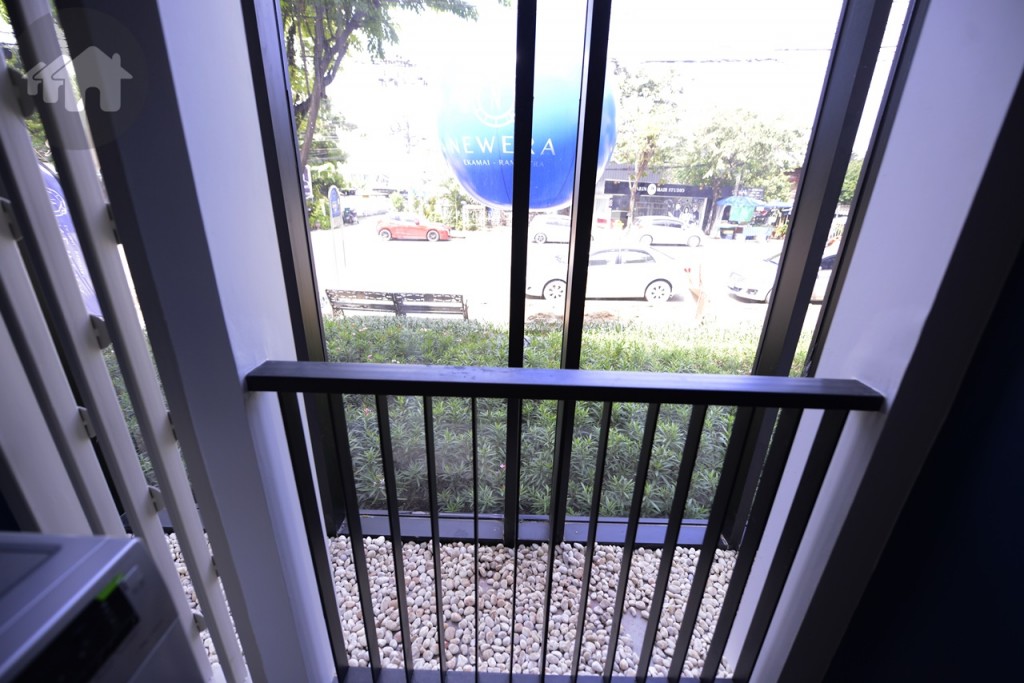 ถัดจากครัวจะมีระเบียง ระยะกว้างพอสมควร สามารถวางเครื่องซักผ้าได้