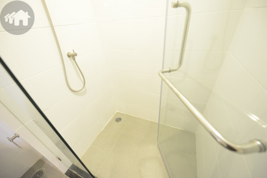 มุมมองนั่งเล่นอีกด้านหนึ่ง เมื่อมองจากห้องครัว สังเกตได้ว่าริมประตูพอจะมีพื้นที่เล็กๆ สำหรับจัดวางโต๊ะกินข้าวได้