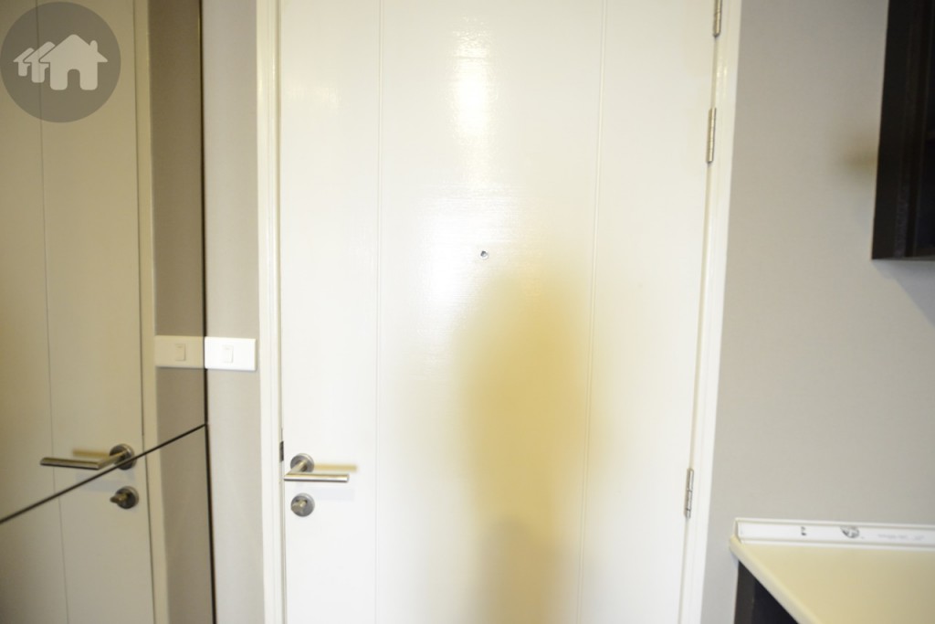 อีกด้านหนึ่ง เป็นที่จอดรถสำหรับผู้มาเยี่ยมชมโครงการ