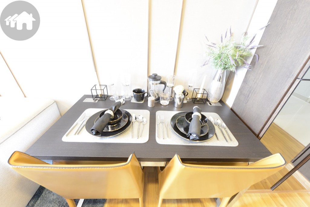 มีพื้นที่เพียงพอสำหรับจัดวางโต๊ะทานอาหารขนาดเล็กได้บริเวณด้านข้าง