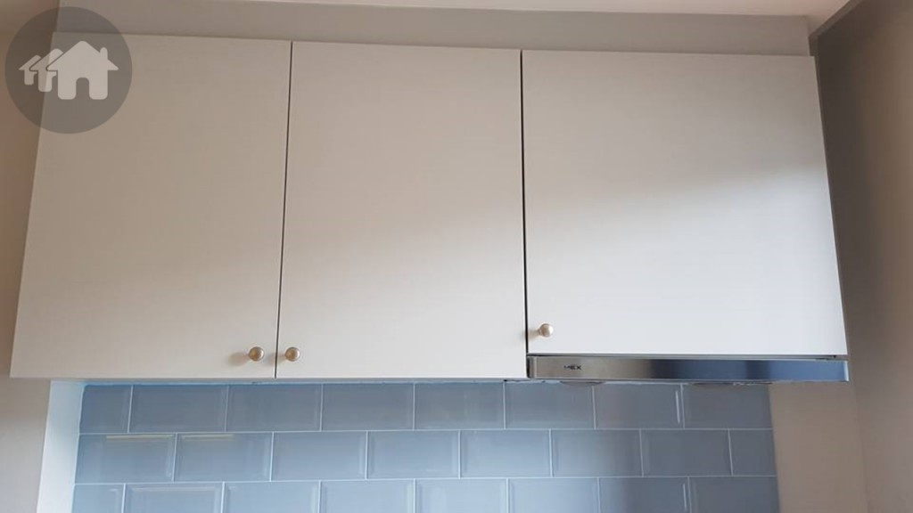 เคาน์เตอร์ครัวพร้อมที่เก็บของบิลท์อิน เป็นรุ่นที่สั่งทำพิเศษของโครงการโดยเฉพาะ